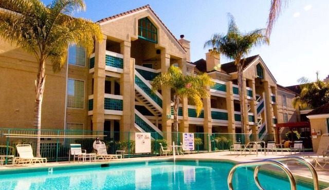 Affordability Meets Comfort! TWO Spacious 2B Suites, Onsite Swimming Pool!