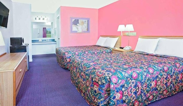 Affordability Meets Comfort in the Knights Inn Muskogee! Free Onsite Parking