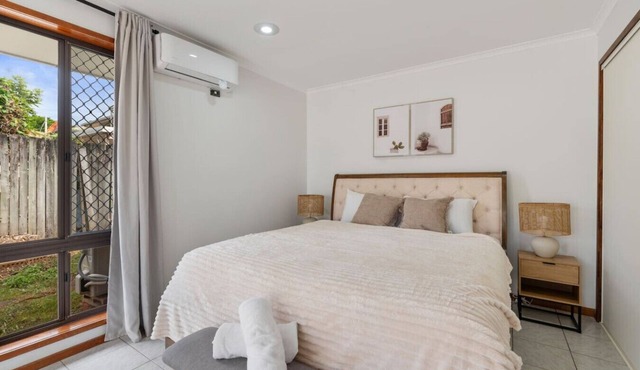 Affordable 1-Bed Studio Close to Malls & Transit!