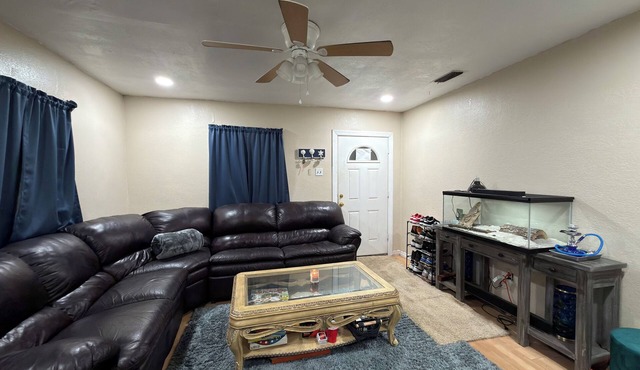 Affordable 1-bedroom King bed with amenity access in Thonotosassa