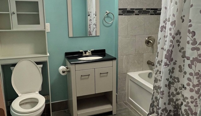 Affordable 2 bedroom apartment, 5 minute drive from Hospital and LU