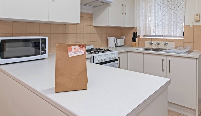 Affordable 2-Bedroom Stay - Steps from Parabanks Shopping