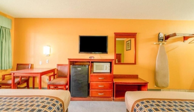 Affordable 3-Room Escape w/2 Full Beds & Wi-Fi for Travelers