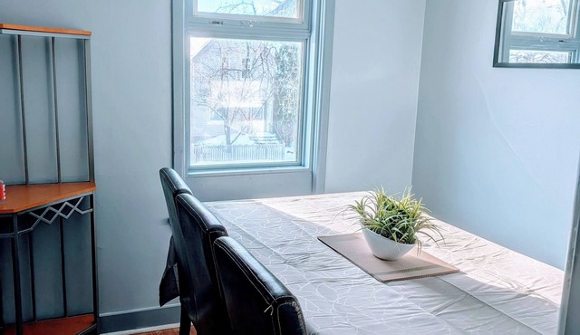 Affordable 4 bedrooms/FREE parking/15 mins to Airport/FREE monthly Cleanings
