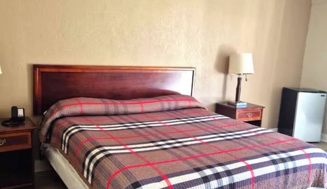 Affordable and Convenient Room with King-Size Bed – Ideal for Relaxing Stays