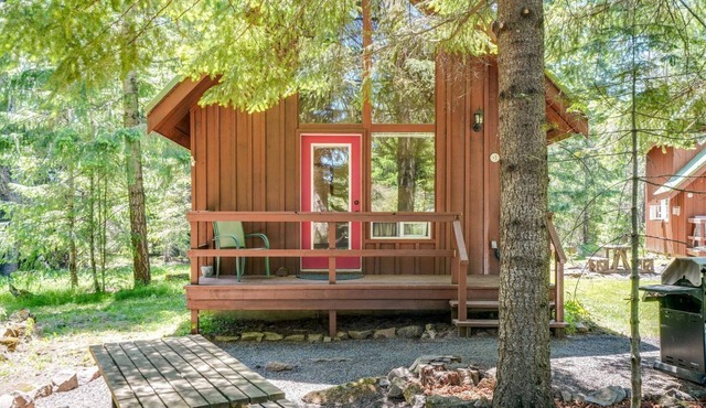 Affordable and Romantic Couples' Cabin Rental near Gifford Pinchot National Forest, Washington