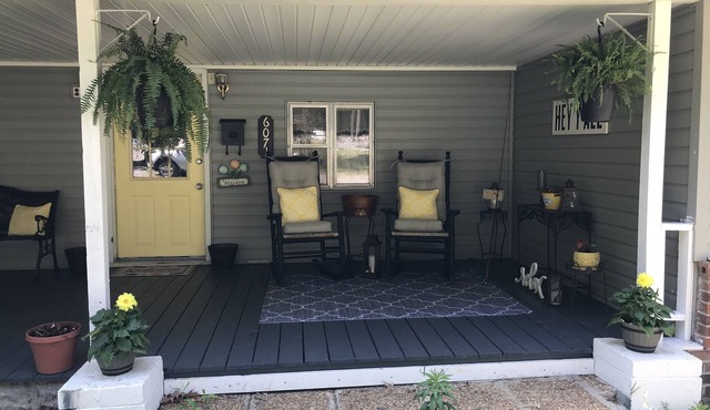 Affordable Charming Vintage Lake Cottage · Cozy & Welcoming