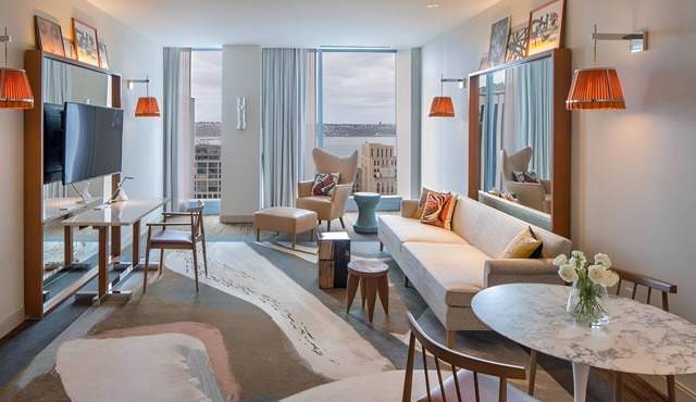 Affordable City View King Suite w/Spa in Downtown Seattle
