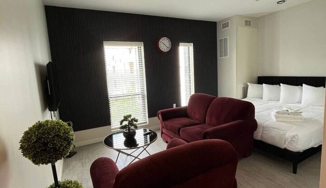 Affordable Classy Studio in Downtown Des Moines!