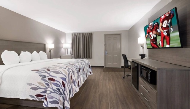 Affordable Comfort in Weedsport! Pets Allowed, FREE Parking and Breakfast