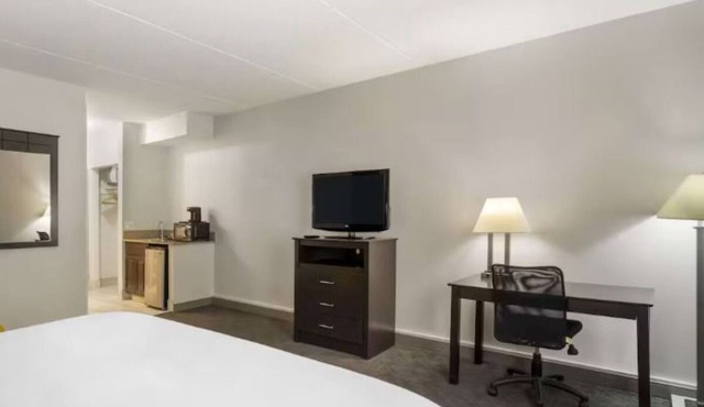 Affordable Comfort Near Vernon Hills Dining, Shopping, and Entertainment Venues