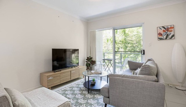 Affordable Cosy Retreat w/Balcony | Springwood