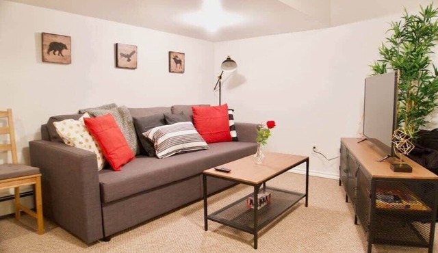 Affordable Cozy Suite, Parking, 4k Smart TV, WiFi ☕