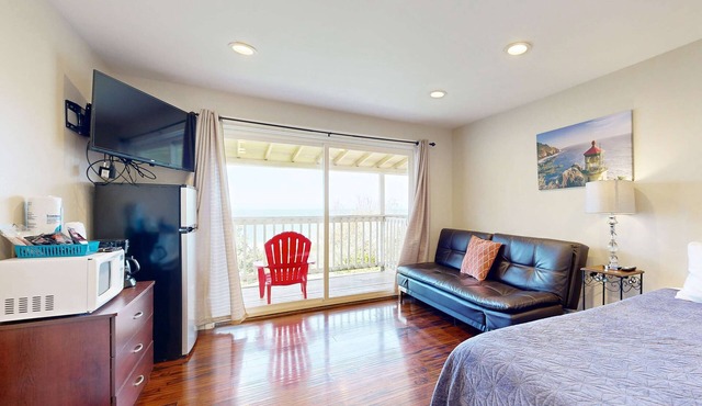Affordable Dog Friendly Studio Ocean Views and Nearby Beach Access