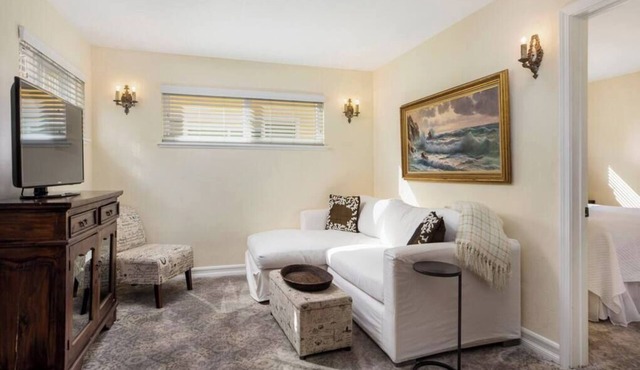 Affordable Executive Getaway — blocks to Beach and Funk Zone