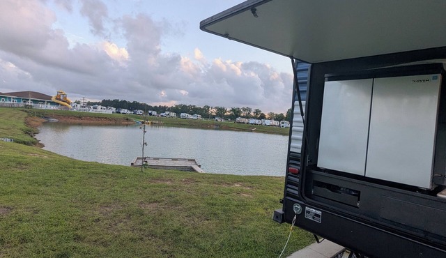 Affordable family vacay. Pet friendly, cozy RV 30 minutes to beach
