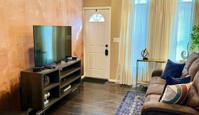 Affordable Furnished LuxuryTownhouse near Stadiums In Baltimore Pig Town.