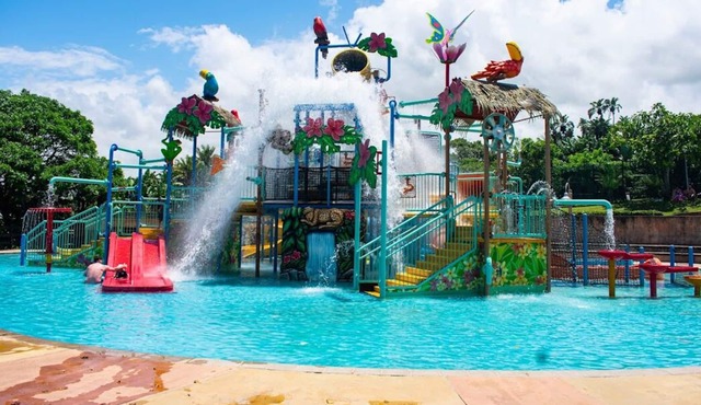 Affordable Getaway! Free Parking, Free Breakfast, Close to Museum of Glass