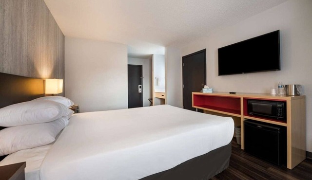 Affordable Getaway! Indoor Pool, Pets Allowed, Free Breakfast, Free Parking