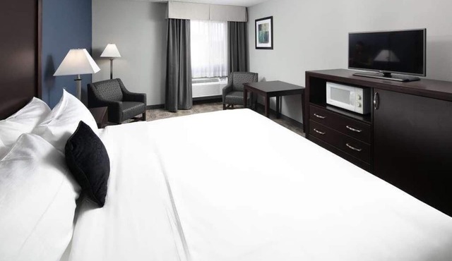 Affordable Getaway! Onsite Pool, Near Museum and Art Center!