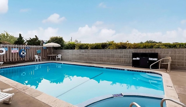 Affordable Getaway at Red Lion Inn & Suites Grants Pass! Pool, Free Parking!