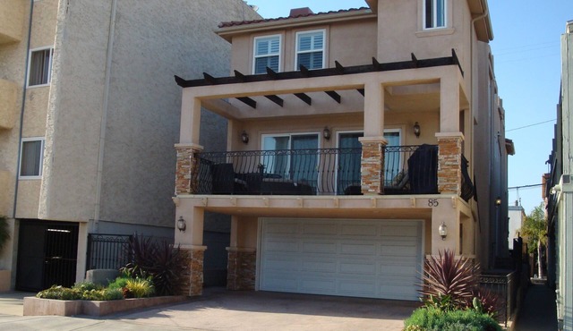 Affordable Hermosa Beach 2BR, 450ft from Sand, 2 blocks to Pier.