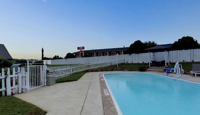 Affordable Inn Decatur Double Queen Room, Enjoy Complimentary Breakfast, 2 Units
