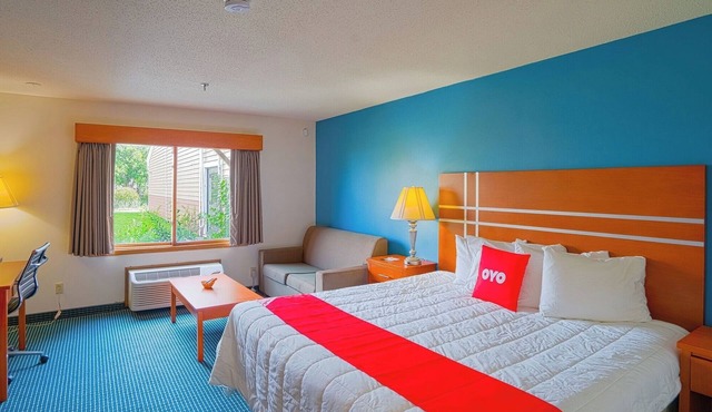 Affordable King Bed Room Near Casino, Park, & Restaurants in Redwood Falls