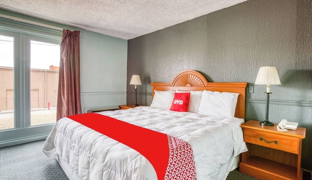 Affordable King Bed Stay Close to Mohawk Park Fun – Only 11 Miles Out