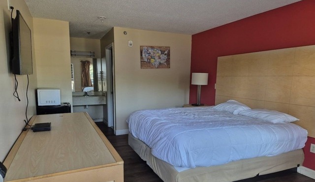 Affordable King Room w/Quiet Stay Near Chickamauga Attractions