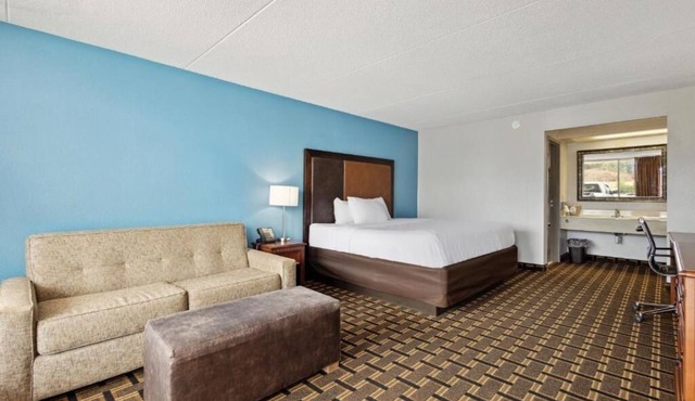 Affordable King Room with Free Parking Near Tweetsie Trail Hikes