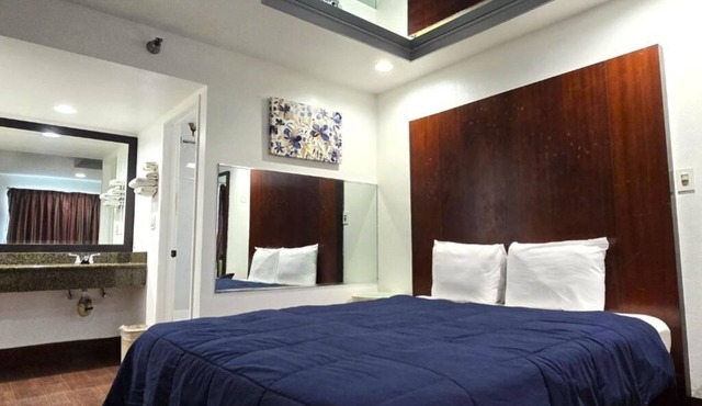 Affordable King Room Close to Knotts Berry Farm – Only 1.2 Miles Away