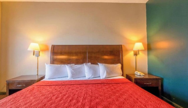 Affordable King Suite with Easy Highway Access and Near Crowley’s Ridge