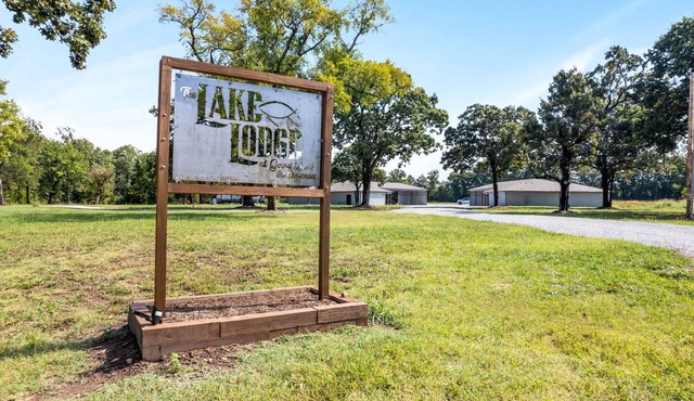 Affordable Lodge w/Covered, Lighted, Pull Through Parking. Grills and Outdoor TV