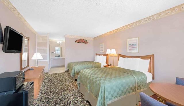 Affordable Lodging in Pecos! Pets are Welcome! Airport Shuttle, Seasonal Pool!