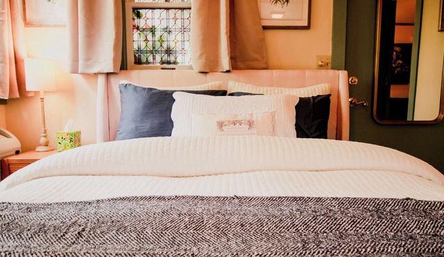 Affordable Luxurious Suite in Historical Eureka Springs B&B -The Blue Rose Suite