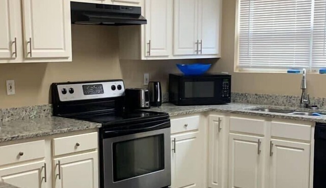 Affordable Luxury Apartment (11 min drive from Airport)