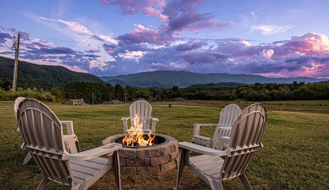 Affordable luxury: mountain view 3 BR cabin w/hot tub, Wi-Fi and game room fun!