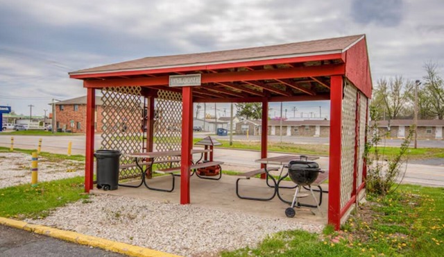 Affordable Macon Stay w/Breakfast | Outdoor Destinations | Free Wi-Fi & Parking