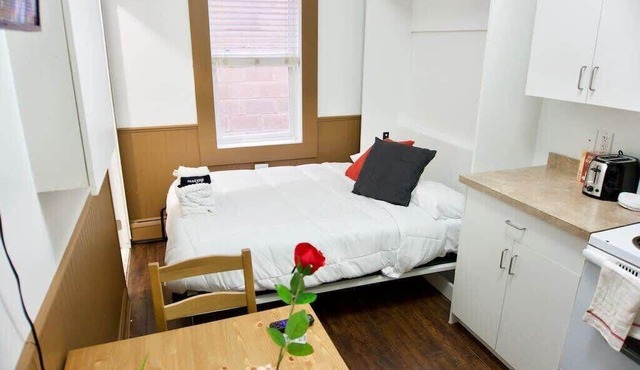 Affordable Micro Suite, Parking, 4k Smart TV, Downtown, WiFi