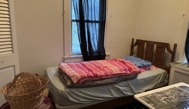 Affordable nice place on the suburb of Philadelphia, 15 min on train to city.