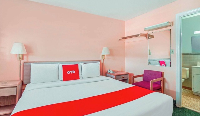 Affordable Nightly Stop with King-Sized Bed and Private Parking