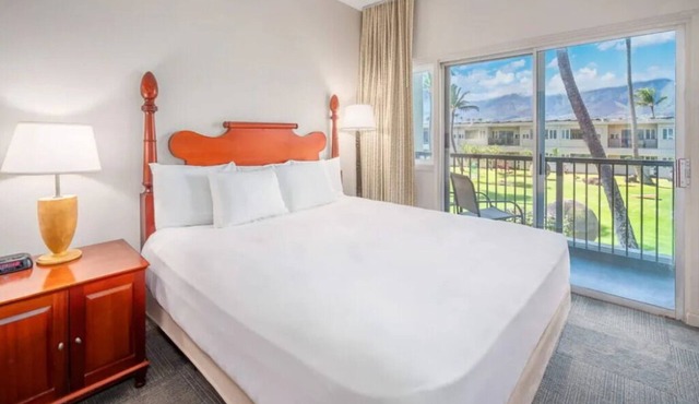 Affordable Oceanfront Stay! Outdoor Pool, Pets are Allowed