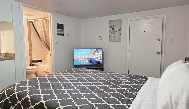 Affordable, Queen Bed, Parking, Downtown, A+, WiFi