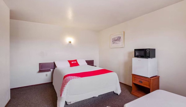 Affordable Queen Room Perfect for Eastern Colorado Road Trips