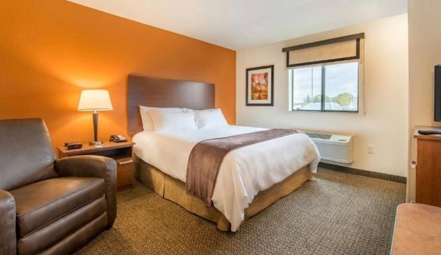 Affordable Queen Room Near Racine’s Outdoor Getaways