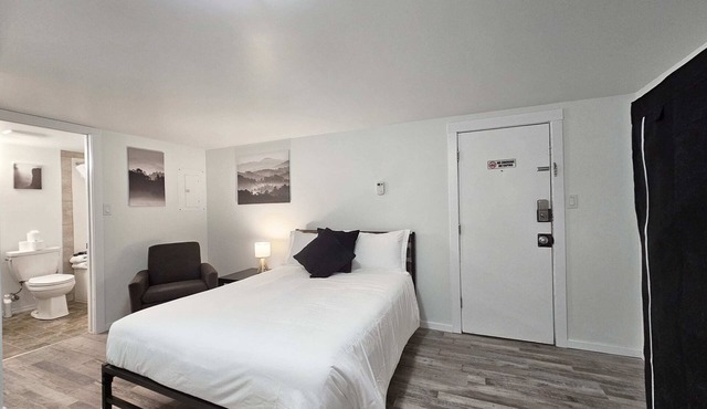 Affordable, Renovated, Double Bed, Parking, Downtown, WiFi
