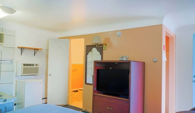 Affordable Retreat w/Private Bath – Perfect for Exploring Bay City on a Budget