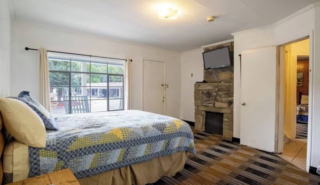 Affordable Riverside Room w/Scenic Views – Ideal For Rest After Mountain Trips
