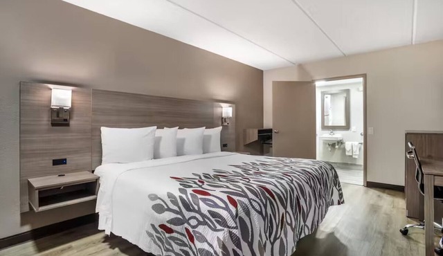 Affordable Room Ideal for Extended Stays Near Local Scenic Parks
